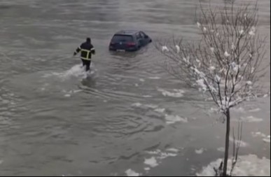 Junak iz Zvornika: Hrabri vatrogasac Rade izvukao zaglavljeni automobil iz Drine (VIDEO)